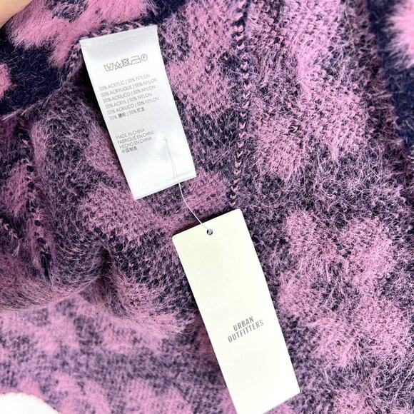 NWT Urban Outfitters Ellie Fuzzy Knit Flower Triangle Scarf - Picture 3 of 9